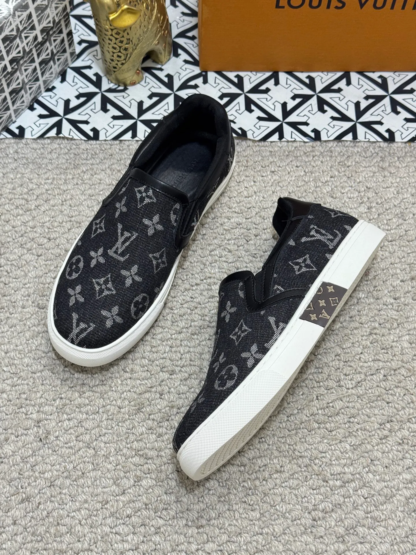 Men's shoes 💰380 [New style] 🌂🌂Top original order - Louis Vuitton®️ Trendy and fashionable yet low-key men's casual shoes, uppers made of LV special canvas presbyopia, comfortable and breathable, mesh lining, original rubber outsole, 2 colors optional ~ a must-have for stylish men. Size: 38-44 (45 customized